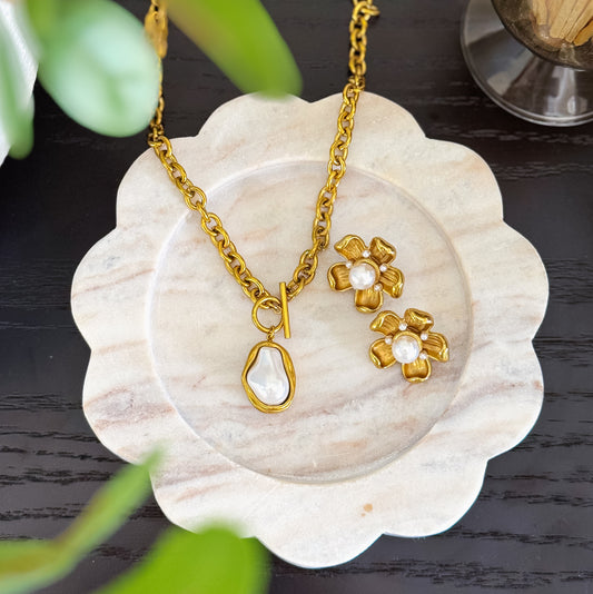 Lustre Pearl Pendant Necklace