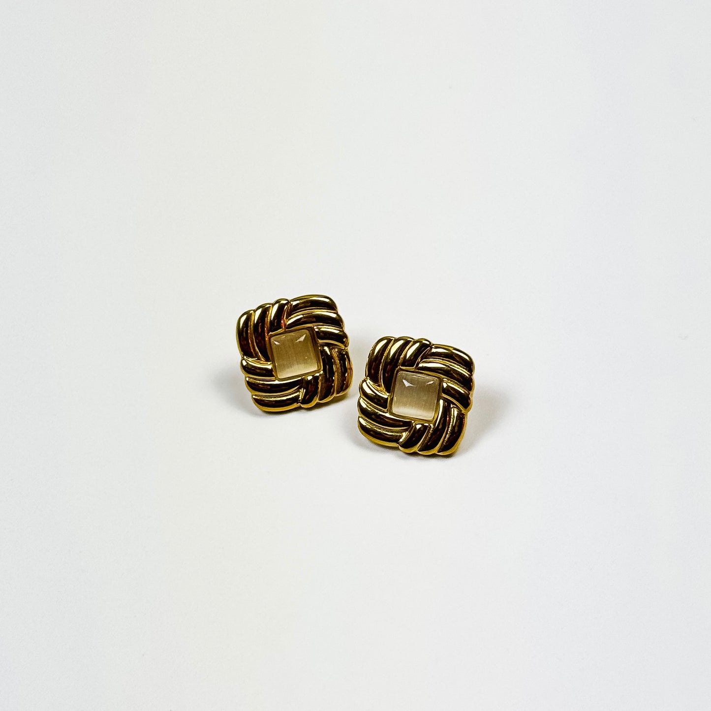 Trevia Studs
