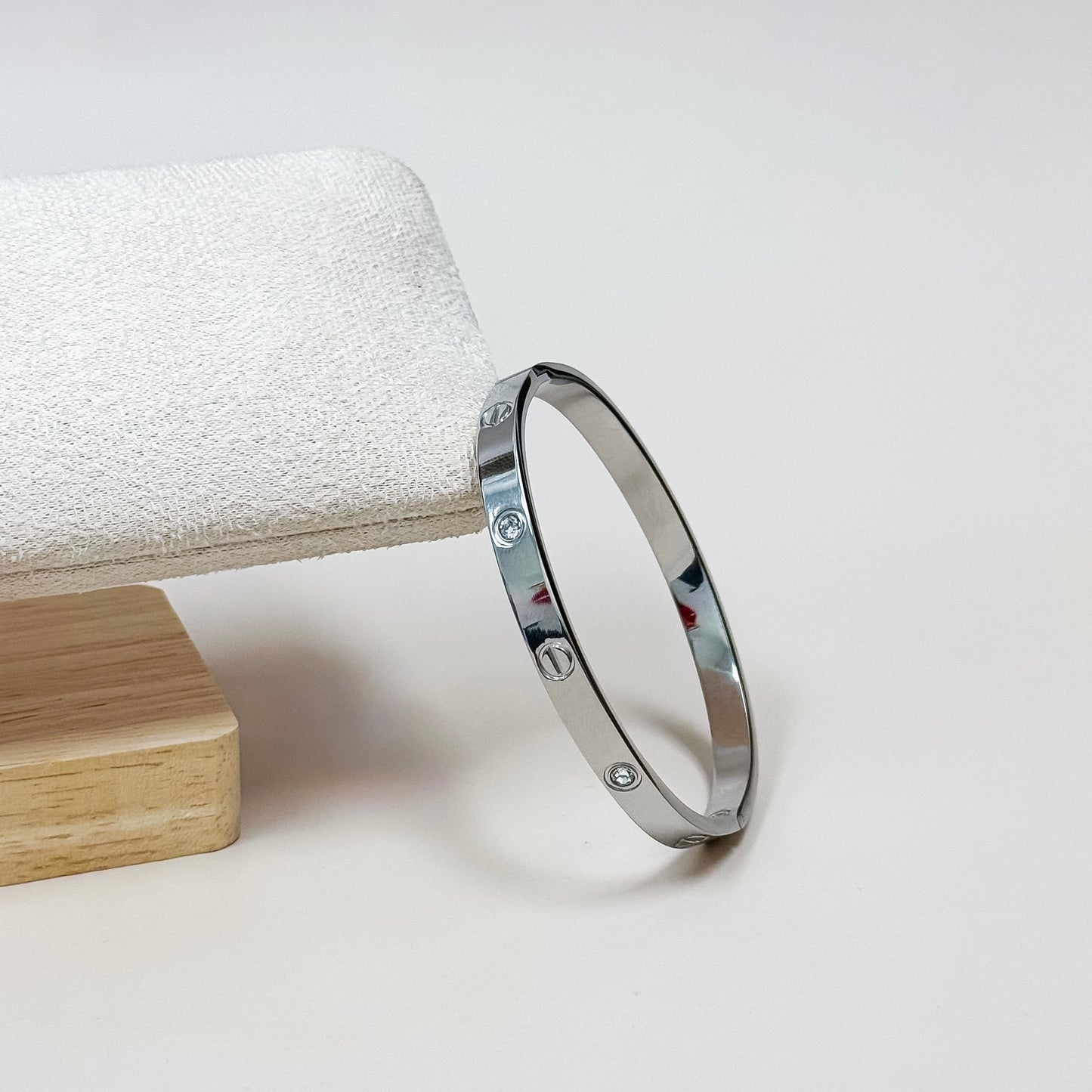 The Lumière Screw Bangle